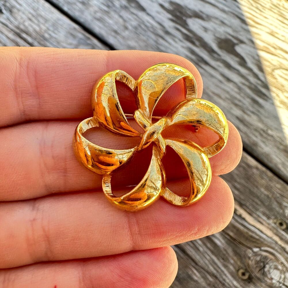 Vintage Gold Tone Flower Brooch, Pinwheel Design